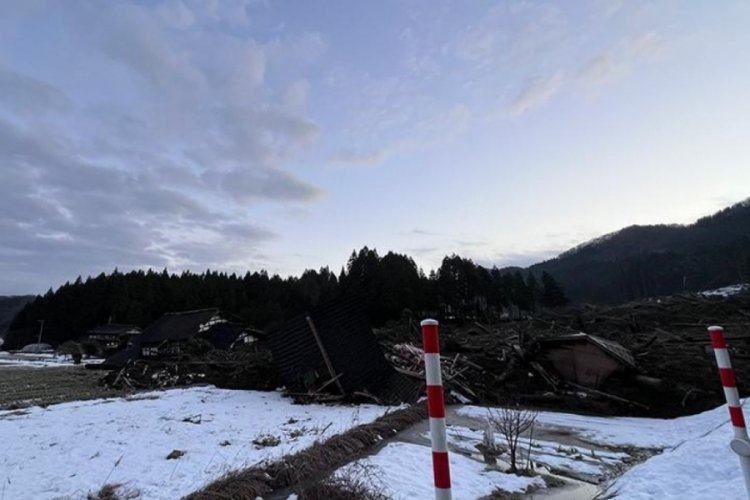 Japonya'daki 7.6'lık deprem sonrası oluştu! B&ouml;yle g&ouml;r&uuml;nt&uuml;lendi