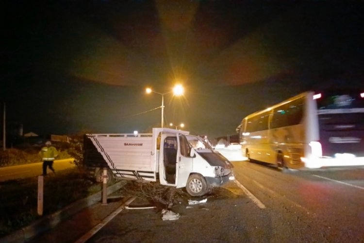Bursa'da kamyonet karşı şeride ge&ccedil;ti! Facia ucuz atlatıldı