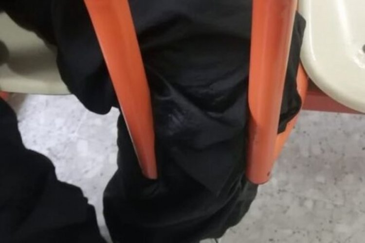 Şanlıurfa'da bir &ouml;ğrencinin ayağı sıraya sıkıştı!