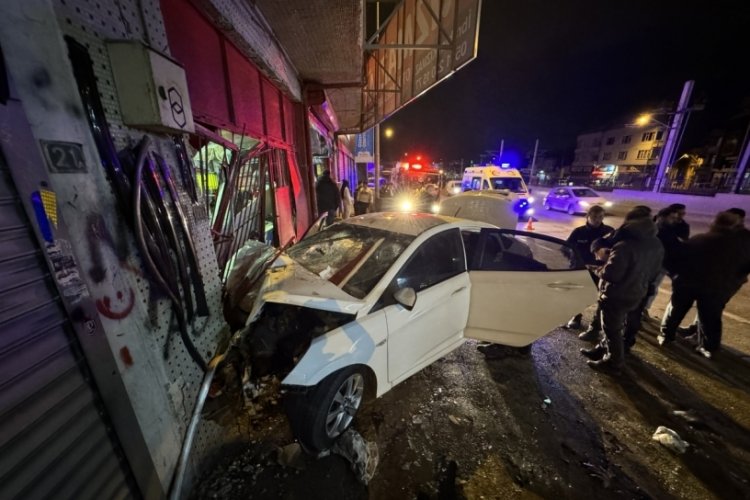 Bursa'da otomobilin iş yerinin kepenklerine &ccedil;arpması sonucu 3 kişi yaralandı