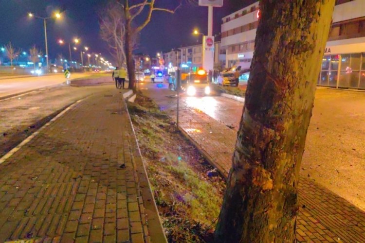 Bursa'da ağaca &ccedil;arpan otomobil alt yola u&ccedil;tu!