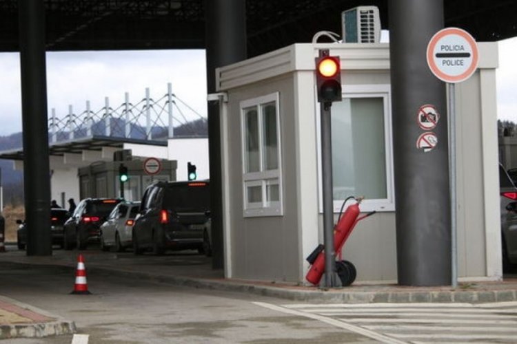 Kosova'dan Sırbistan plakalı ara&ccedil;lara 'serbest dolaşım' izni