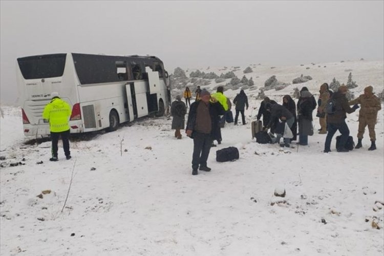 Kars'ta otob&uuml;s kazası! &Ouml;l&uuml; ve yaralılar var