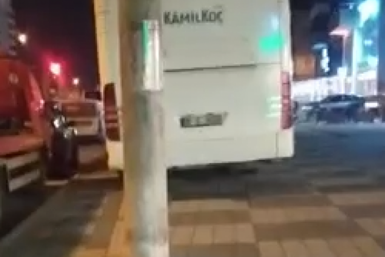 Bursa'da engelli yoluna engel! Kaldırıma park etmekten pes etmiyorlar
