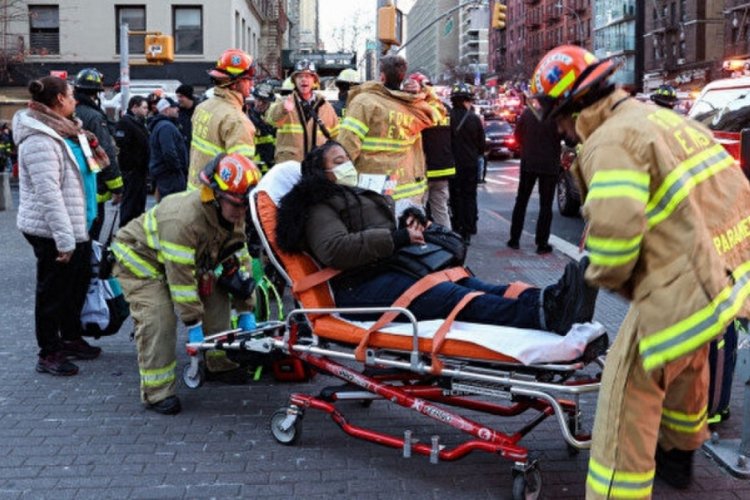 New York'ta iki metro treni &ccedil;arpıştı: 24 kişi yaralandı