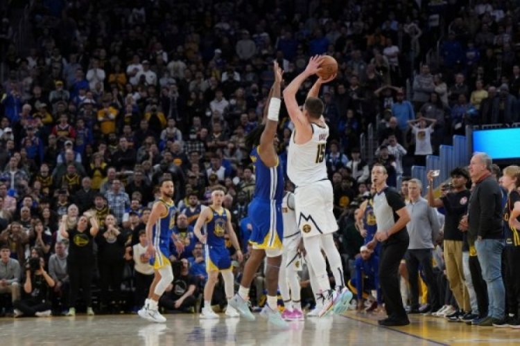 NBA'de Nuggets, Warriors'ı devirdi