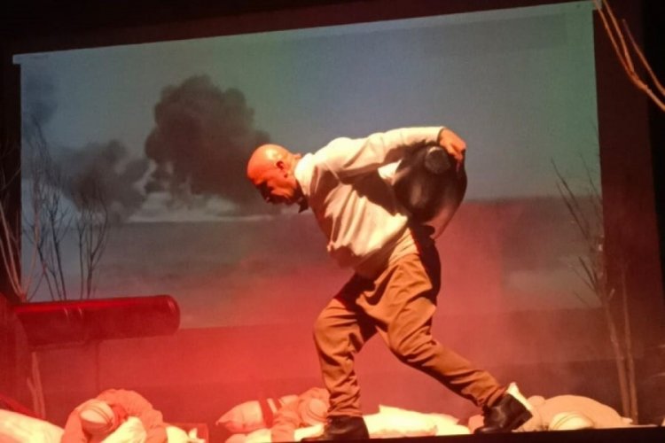 'Seyit Onbaşı Senin Kahramanın' oyunu Bursa'da sergilendi