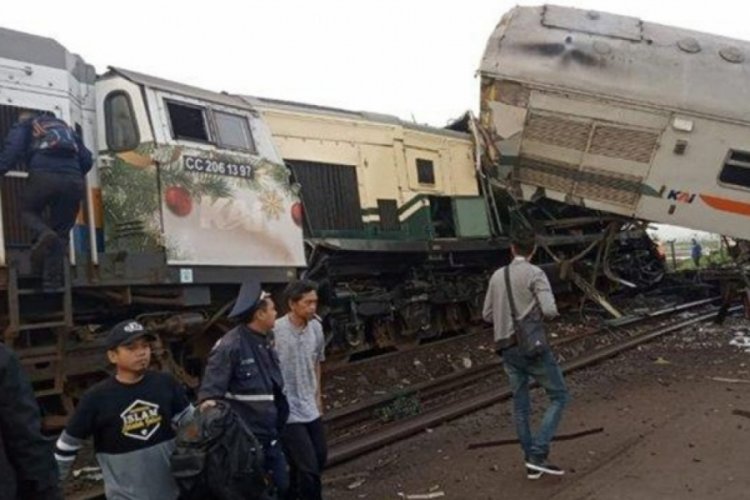 Endonezya'da iki yolcu treni &ccedil;arpıştı! 3 &ouml;l&uuml;, 28 yaralı