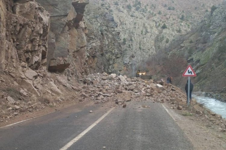 Artvin-Ardanu&ccedil;-Şavşat kara yolunda heyelan
