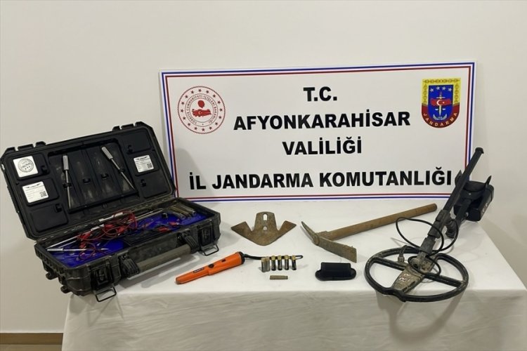 Afyonkarahisar'da ka&ccedil;ak kazı ş&uuml;phelisi 3 kişi yakalandı