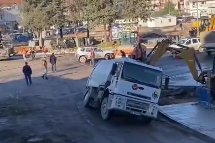 Bursa'da &ccedil;&ouml;ken yolda kalan kamyon iş makineleriyle &ccedil;ıkarıldı