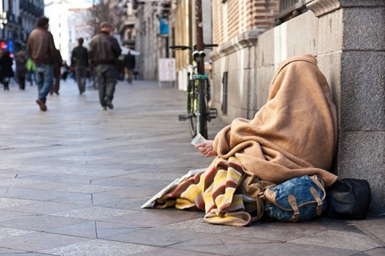 "Zor durumdayım" diyerek dolandırıcılık yaptı, kendini tokatlayarak itiraf etti