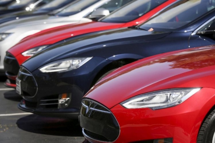 Tesla, &Ccedil;in'de satılan 1,6 milyon elektrikli aracını geri &ccedil;ağırdı