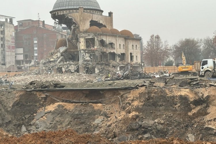 Depremde hasar alan Camii'nin kubbesi yıkıldı