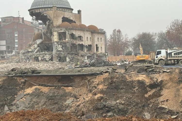 Depremde hasar alan S&ouml;ğ&uuml;tl&uuml; Camii'nin kubbesi b&ouml;yle yıkıldı