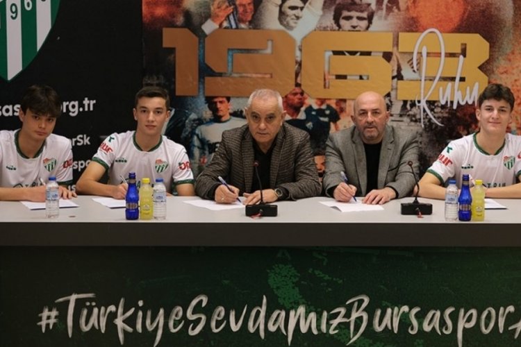 Bursaspor'da 4 gen&ccedil; profesyonel oldu