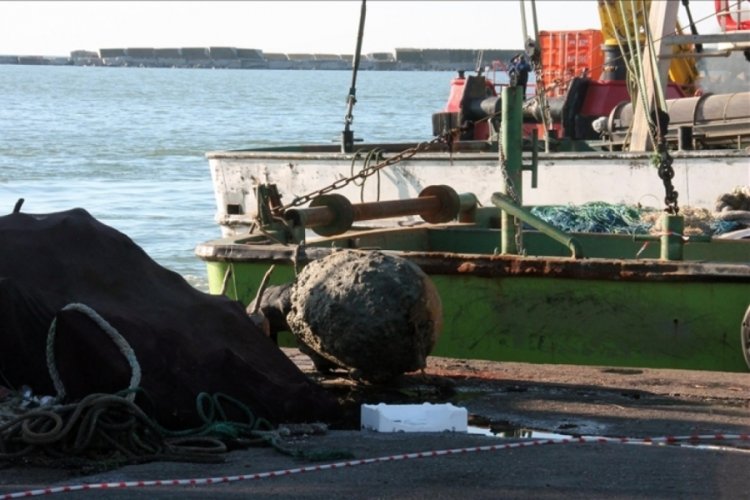 Zonguldak'ta balık&ccedil;ıların ağına deniz mayını takıldı