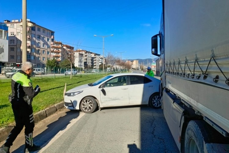 Bursa'da inanılmaz kaza! Tır &ouml;n&uuml;ne kattığı otomobili 30 metre s&uuml;r&uuml;kledi