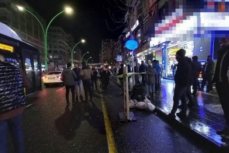 Diyarbakır'da sokakta rastgele ateş a&ccedil;tı! 2 yaralı