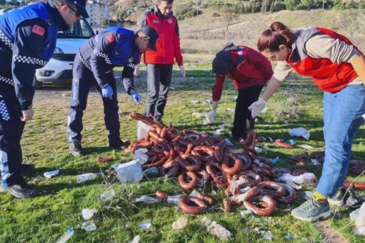 Muğla'da yol kenarına atılmış 100 kilo bozuk sucuk imha edildi