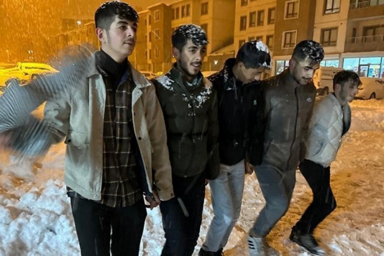 Hakkari'de kar sevinci! Kent beyaza b&uuml;r&uuml;nd&uuml;