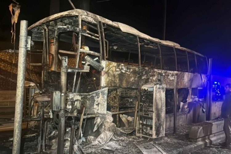 Gişelerde beton bariyere &ccedil;arpan yolcu otob&uuml;s&uuml; k&uuml;le d&ouml;nd&uuml;