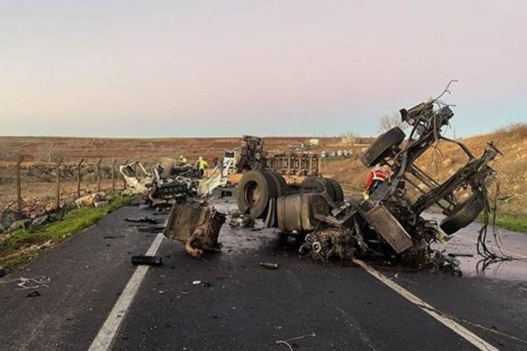 Şanlıurfa'da TIR'lar &ccedil;arpıştı, 2 kişi &ouml;ld&uuml;!
