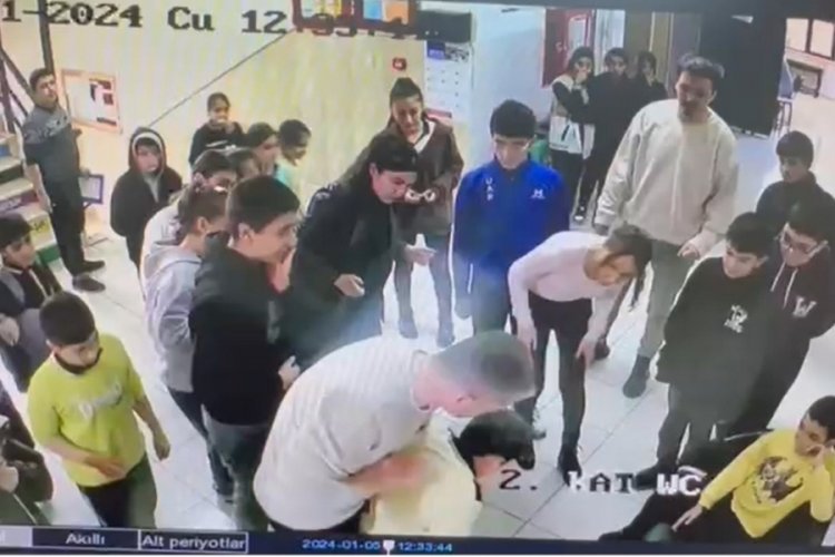 Nefes borusu tıkanan &ouml;ğrenciyi &ouml;ğretmeni kurtardı! O anlar kamerada