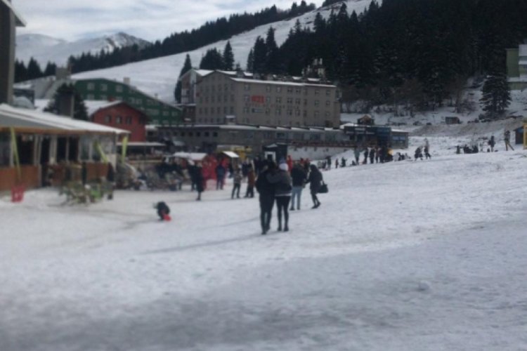 Uludağ'da kar az turist &ccedil;ok