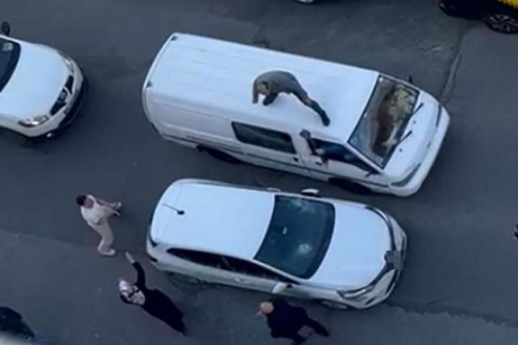 İstanbul'da yol verme tartışması kavgaya d&ouml;n&uuml;şt&uuml;, s&uuml;r&uuml;c&uuml;ler balyozla saldırdı