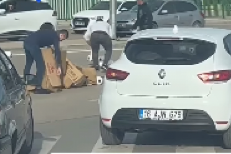 Bursa'da kamyondan &uuml;r&uuml;nler d&uuml;şt&uuml;! Vatandaşlar yardıma koştu