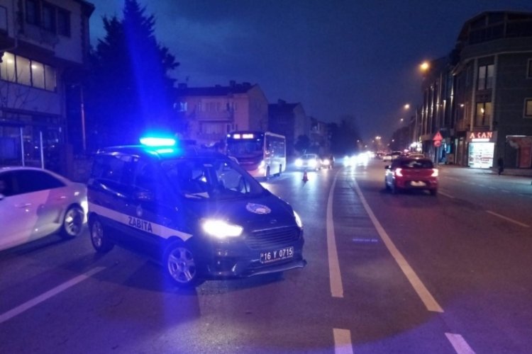 Bursa'da motosiklet zabıta aracı ile &ccedil;arpıştı! 2 yaralı