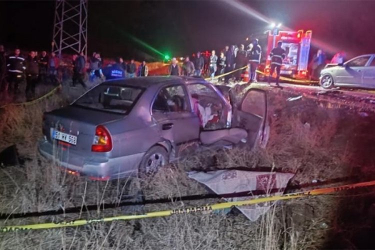 Niğde'de 2 otomobil kafa kafaya &ccedil;arpıştı: Karı- koca hayatını kaybetti
