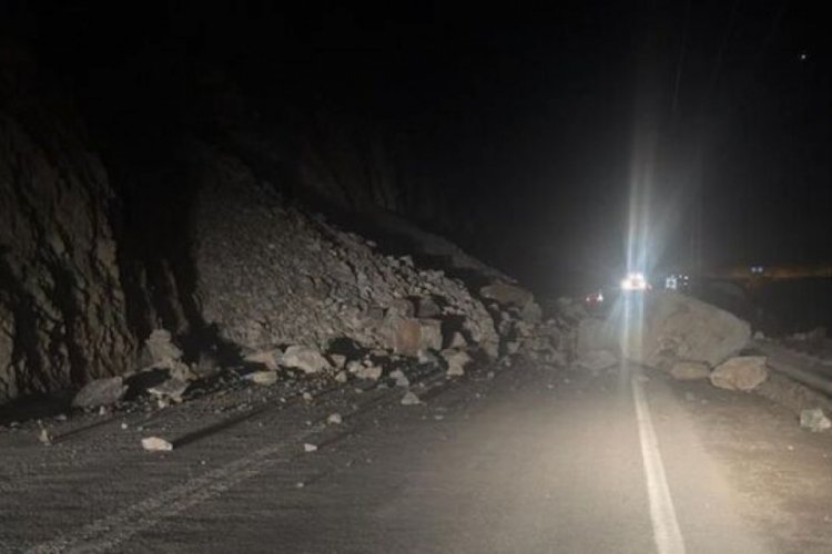 Artvin-Ardahan karayolunda heyelan