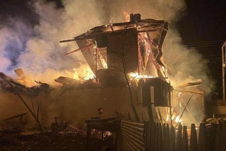 Karab&uuml;k'te 2 katlı ahşap ev yandı