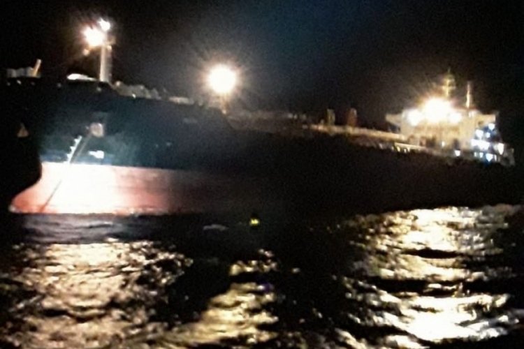&Ccedil;anakkale a&ccedil;ıklarında arızalanan gemi demirletildi