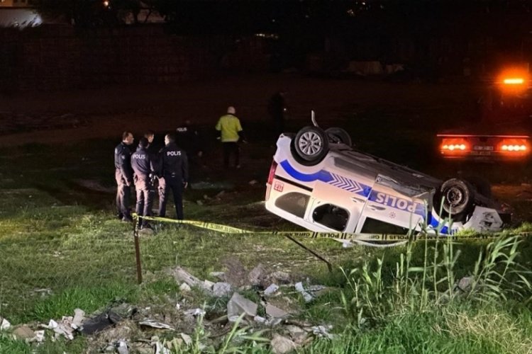 İzmir'de yolda k&ouml;peğe &ccedil;arpan polis aracı şarampole u&ccedil;tu: 3 polis yaralı