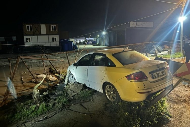 Bursa'da virajı alamayan otomobil işyerine daldı!