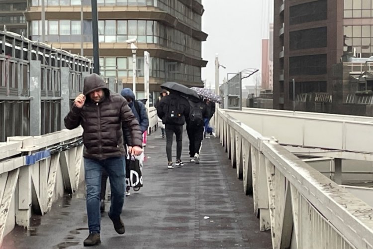 İstanbul'da r&uuml;zgar ve yağış etkili oluyor