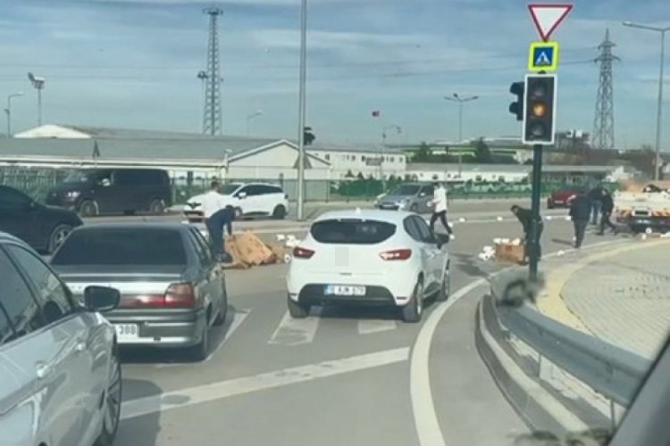 Bursa'da s&uuml;r&uuml;c&uuml;ler yere d&ouml;k&uuml;len malzeme i&ccedil;in seferber oldu