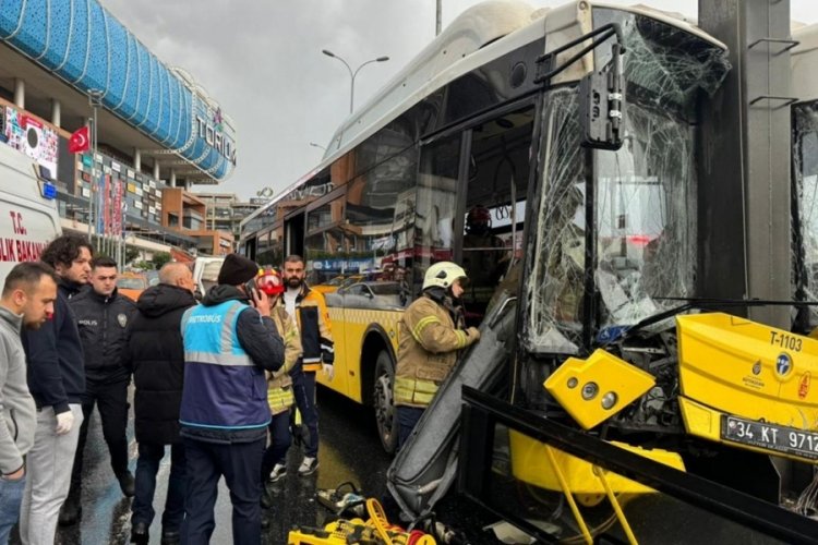İstanbul'da İETT otob&uuml;s&uuml; direğe vurdu!