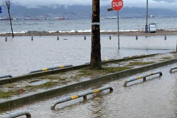 Kocaeli'nde korku dolu anlar! Deniz taştı