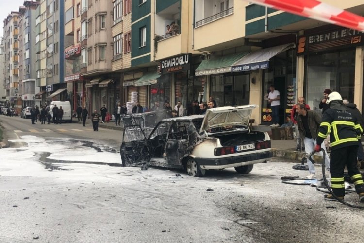 Trabzon'da ara&ccedil; sokak ortasında alev alev yandı