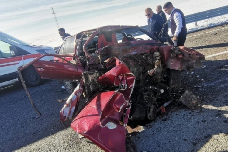 Ağrı'da otomobil bariyerlere &ccedil;arptı! 2 yaralı