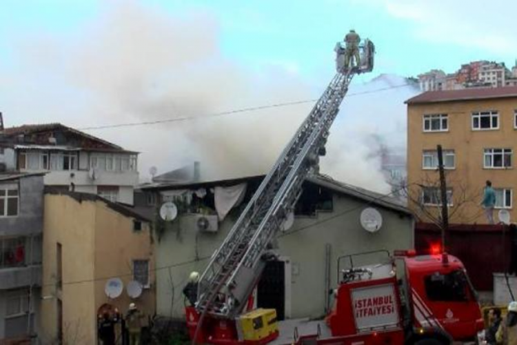 İstanbul'da korkutan &ccedil;atı yangını