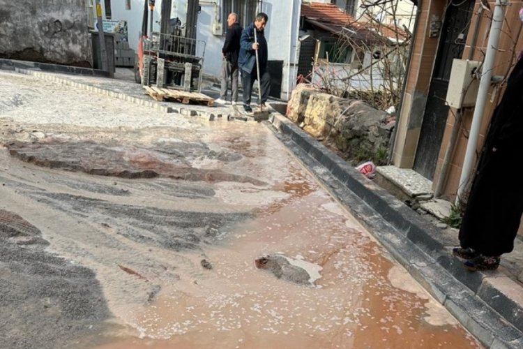 Bursa'da vatandaş mağdur! Her yağmurda b&ouml;yle oluyor...
