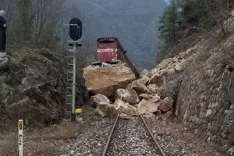 Karab&uuml;k'te heyelan! Y&uuml;k treni raydan &ccedil;ıktı