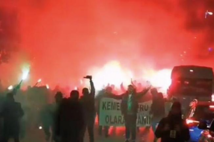 Yalova Belediye Başkan adayı Tutuk, meşalelerle karşılandı