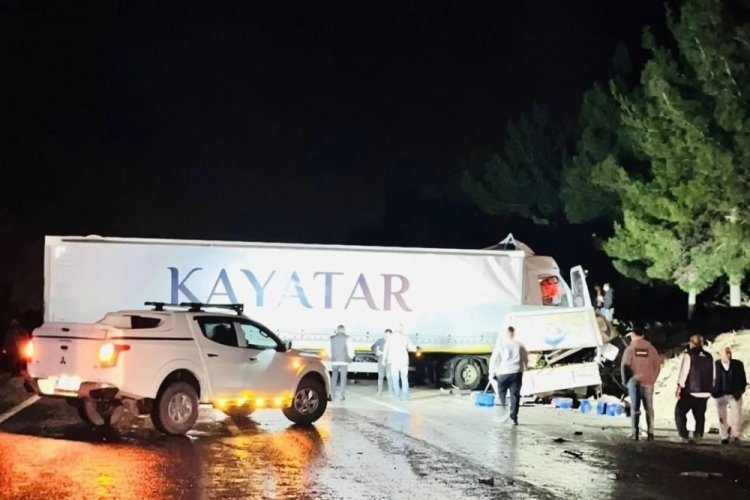 Denizli'de kayganlaşan yolda tır ile transit &ccedil;arpıştı!