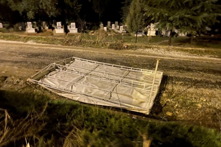 Manisa'da şiddetli fırtına kul&uuml;benin &ccedil;atısını u&ccedil;urdu